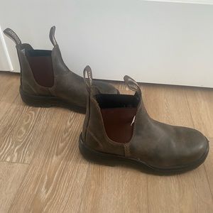 Barely worn rustic brown Blundstone boots